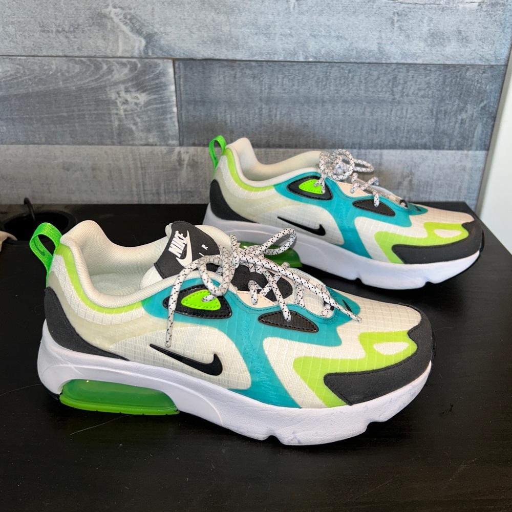 NIKE AIR MAX 200 SE SIZE 7Youth ( 8.5 Women’s )